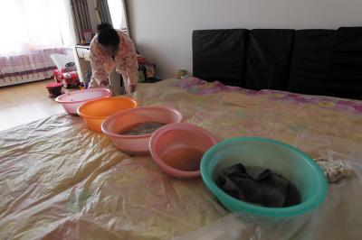 泗水楼上漏水，住户失联，小区没物管，业主维权难！律师来支招……